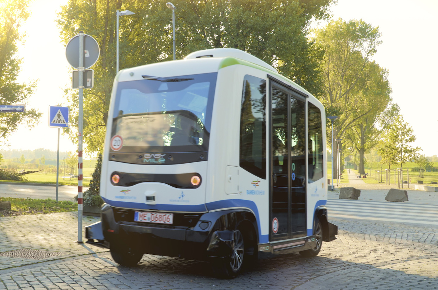 Frontansicht auf den autonom fahrenden Bus in Monheim am Rhein
